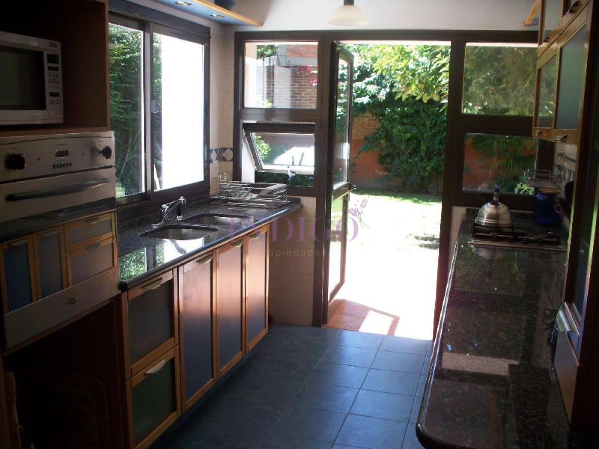 Casa Ref.196 - Casa en alquiler en la mansa, amplia con 3 dormitorios y jardín