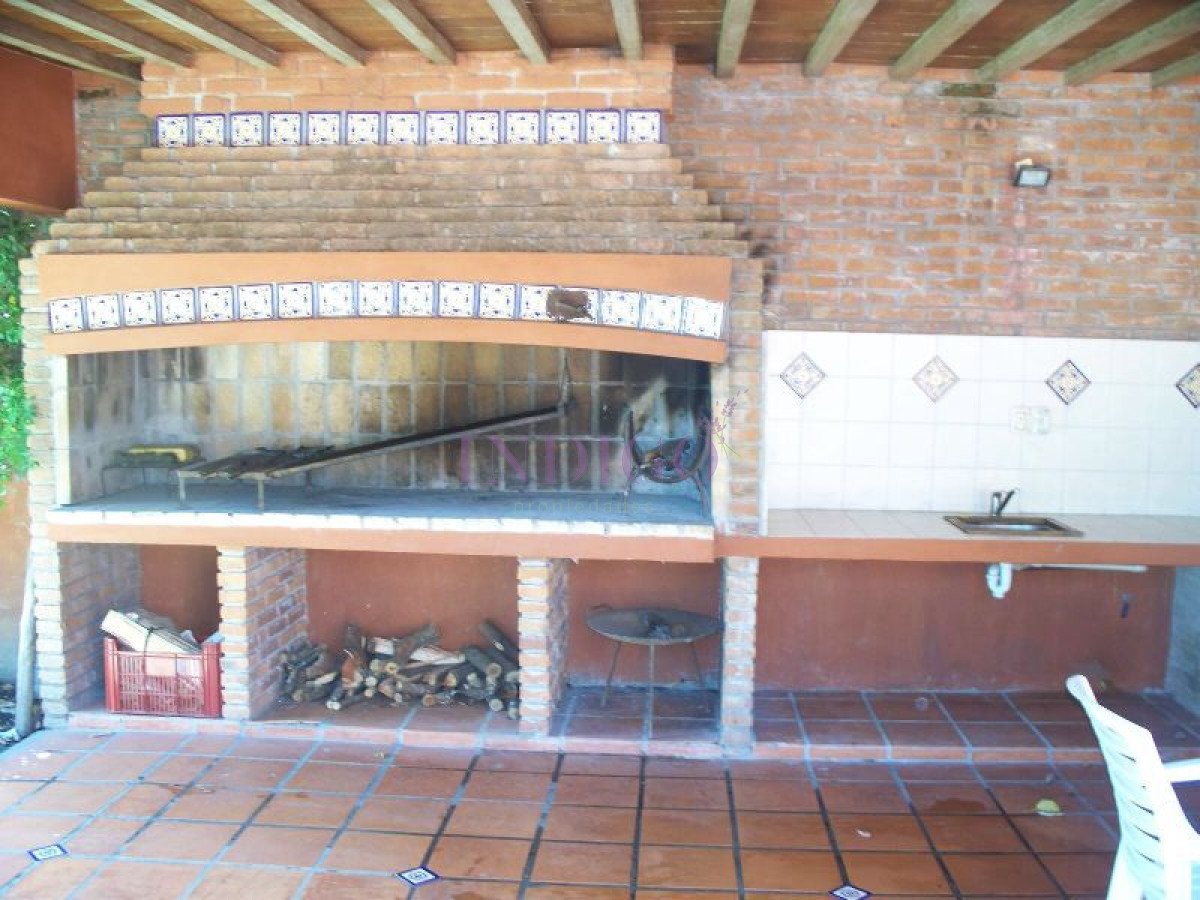Casa Ref.196 - Casa en alquiler en la mansa, amplia con 3 dormitorios y jardín