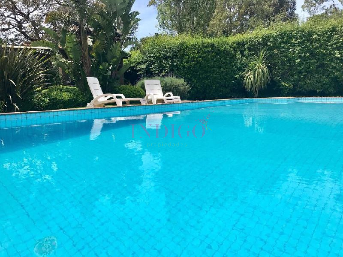 Casa Ref.245 - Casa en alquiler a pasitos de la playa Brava, 4 dormitorios mas dependencia de servicio.