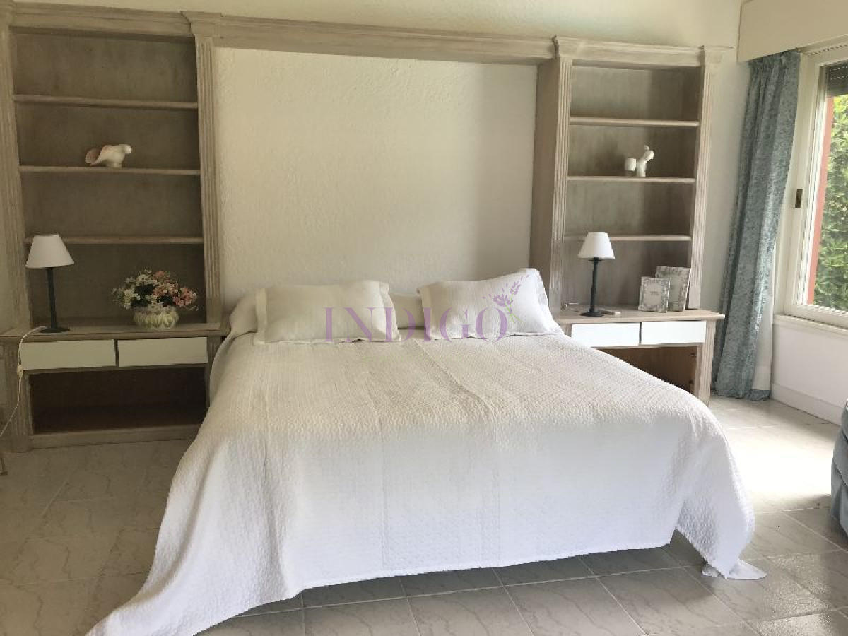 Casa Ref.245 - Casa en alquiler a pasitos de la playa Brava, 4 dormitorios mas dependencia de servicio.
