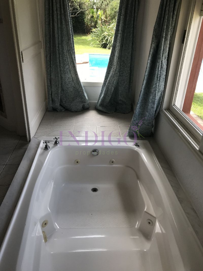 Casa Ref.245 - Casa en alquiler a pasitos de la playa Brava, 4 dormitorios mas dependencia de servicio.
