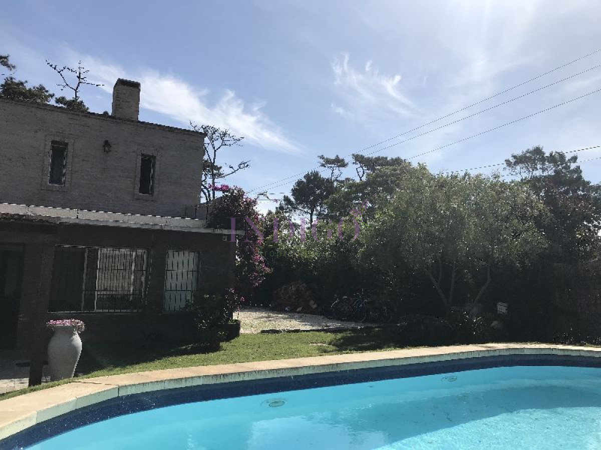 Casa Ref.257 -  Muy linda casa en alquiler en playa Mansa, 4 dormitorios .