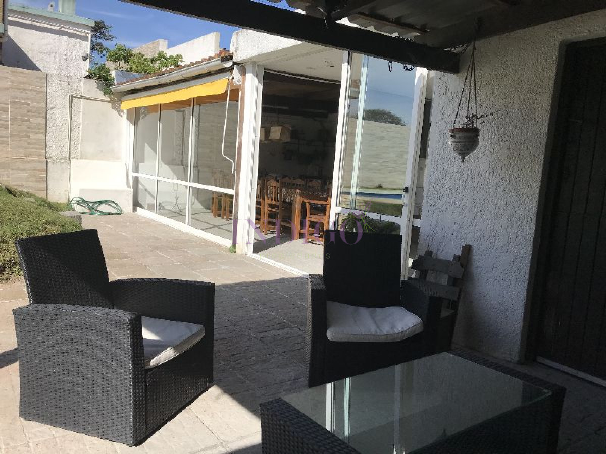 Casa Ref.257 -  Muy linda casa en alquiler en playa Mansa, 4 dormitorios .