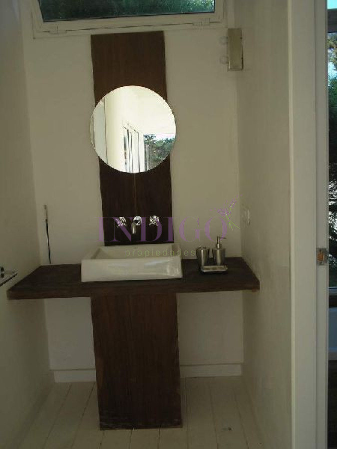 Casa Ref.60 - Muy buena casa en alquiler en  Manantiales , 3 dormitorios más cuarto de servicio.