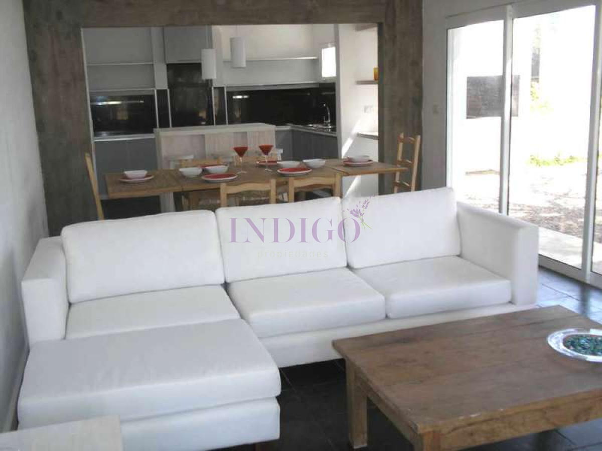 Casa Ref.60 - Muy buena casa en alquiler en  Manantiales , 3 dormitorios más cuarto de servicio.