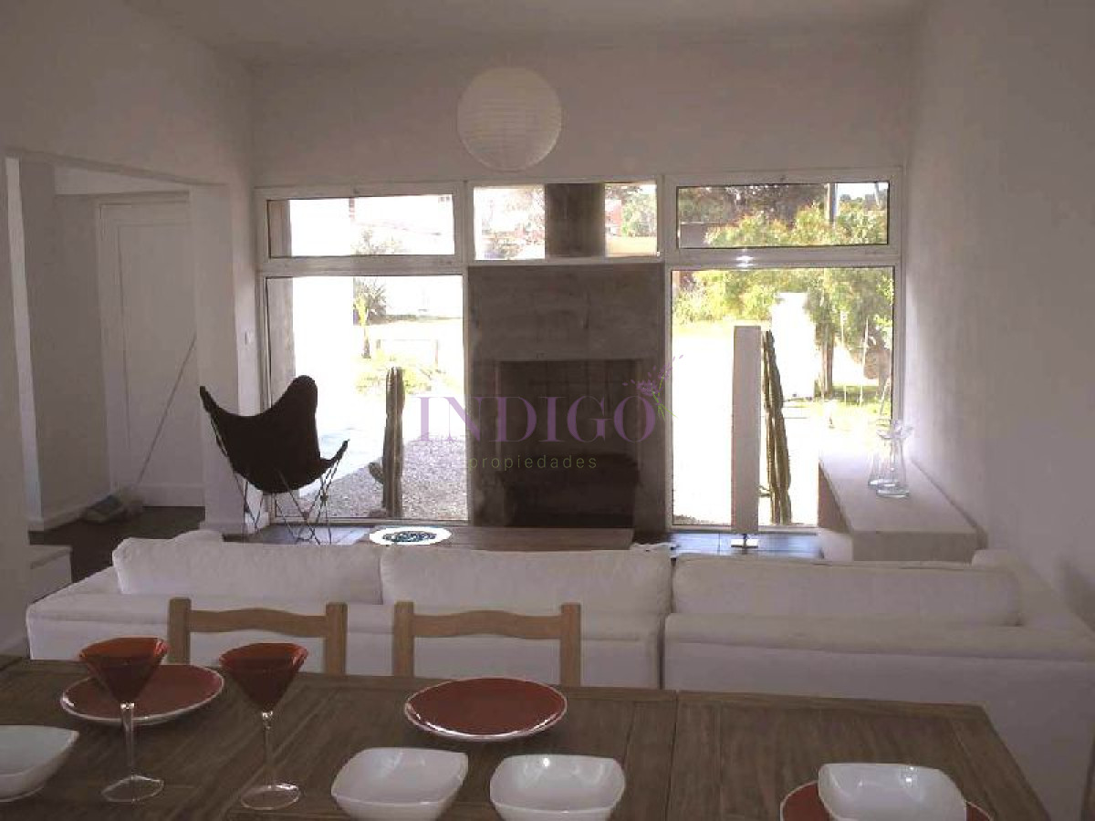 Casa Ref.60 - Muy buena casa en alquiler en  Manantiales , 3 dormitorios más cuarto de servicio.