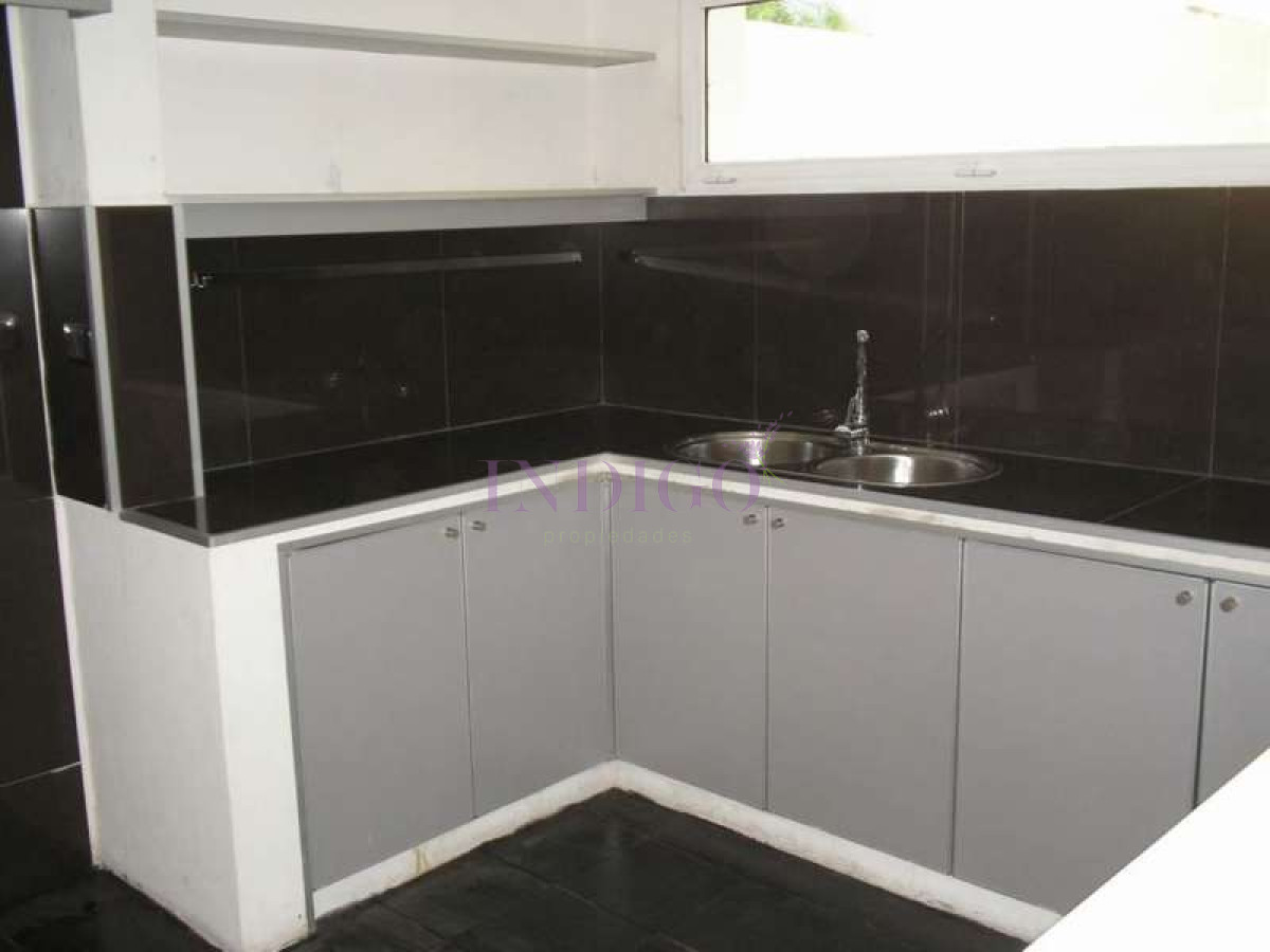 Casa Ref.60 - Muy buena casa en alquiler en  Manantiales , 3 dormitorios más cuarto de servicio.