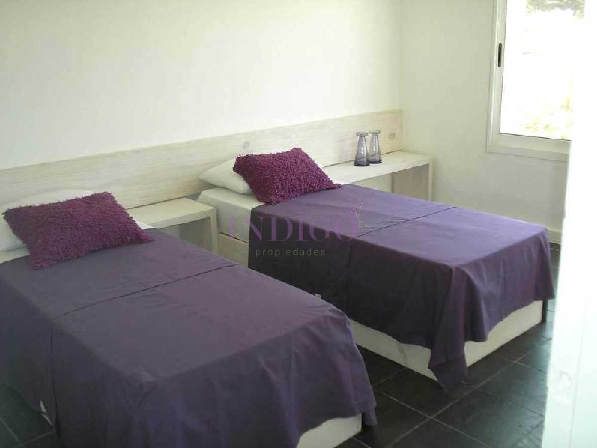 Casa Ref.60 - Muy buena casa en alquiler en  Manantiales , 3 dormitorios más cuarto de servicio.
