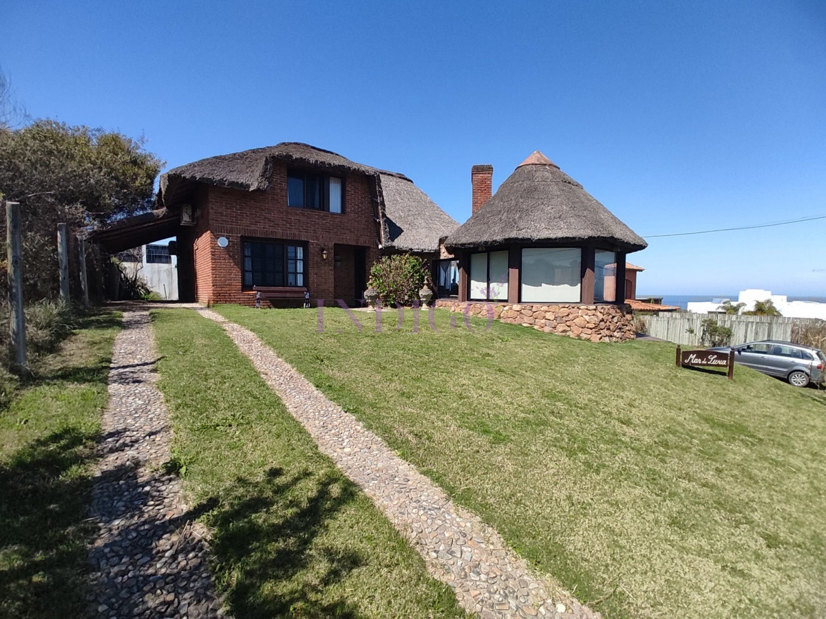 Casa Ref.739 - Amplio quincho con vistas al mar, 3 dormitorios con dependencia y un gran parillero