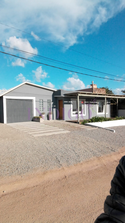 Casa Ref.738 - En Alquiler, Altos de punta Piedra, casa de 4 dorm con parrillero y piscina.