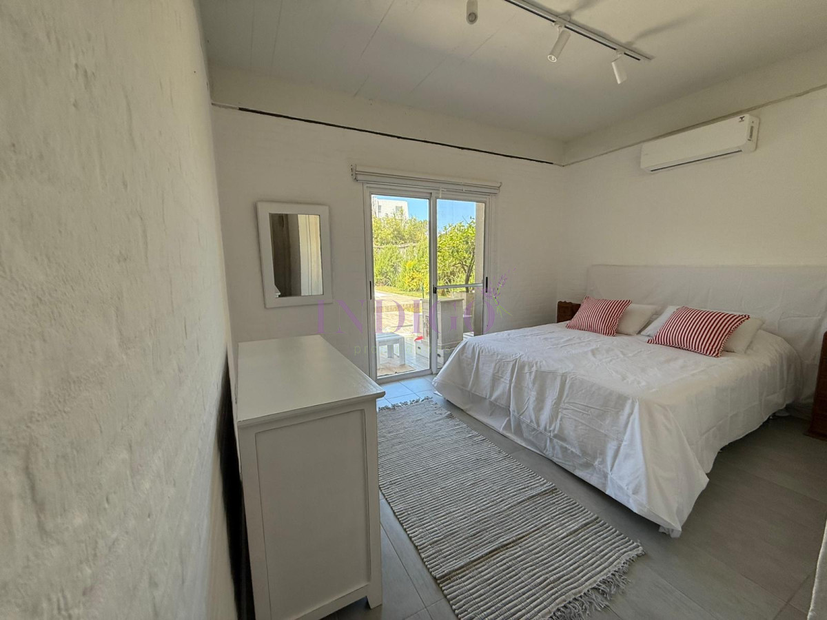 Casa Ref.1345 - Casa en alquiler La Barra, 4 dorm y dependencia de servicio.