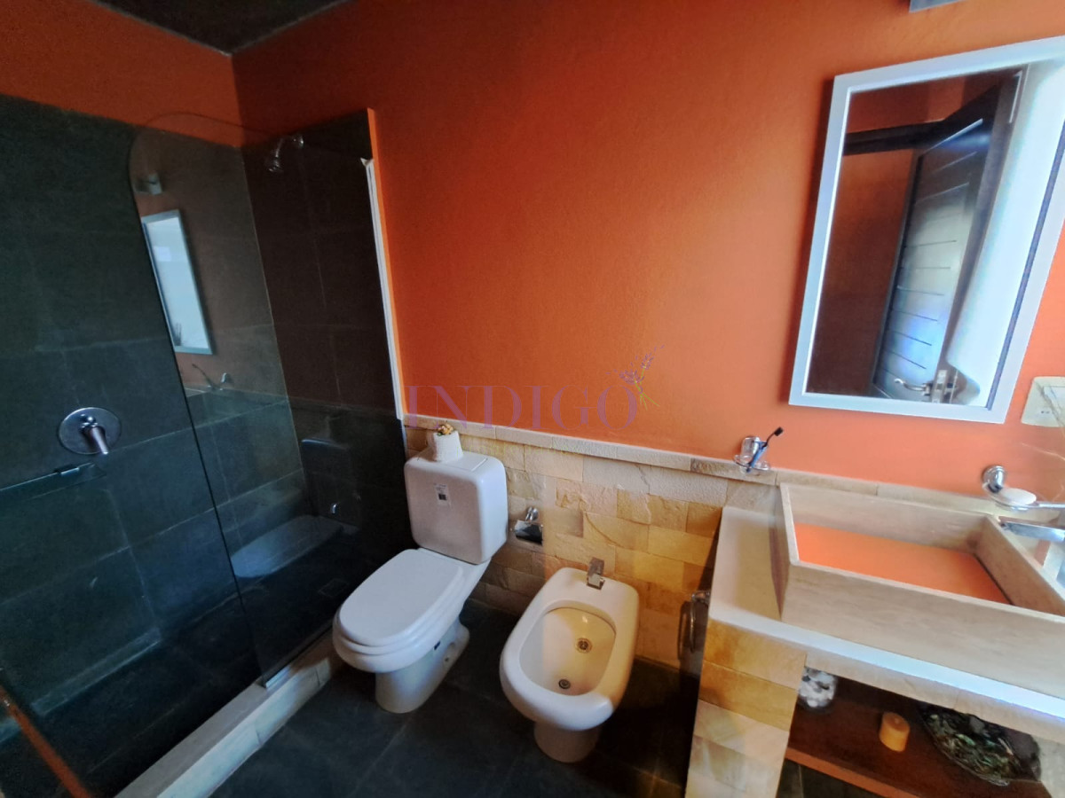Casa Ref.287 - Hermosa, aplia y luminosos casa en Tio Tom en Venta. Amplios ambientes, piscina, parrillero, canchas y buenas vistas!