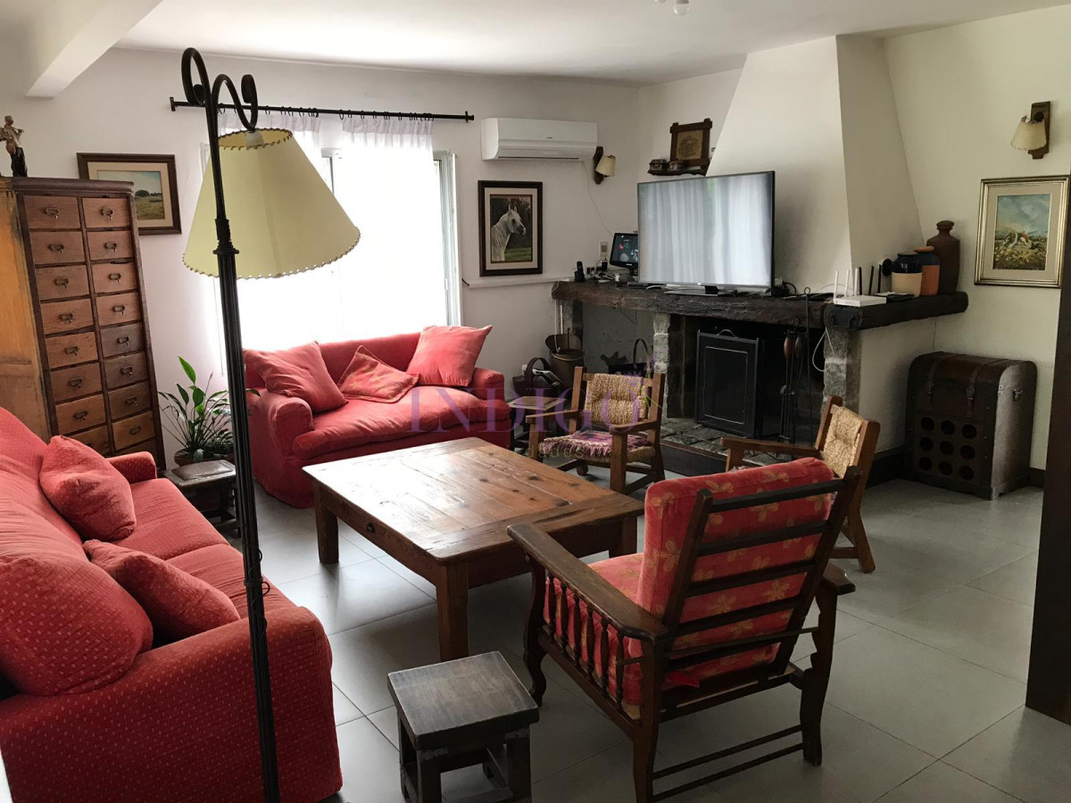 Casa Ref.257 -  Muy linda casa en alquiler en playa Mansa, 4 dormitorios .