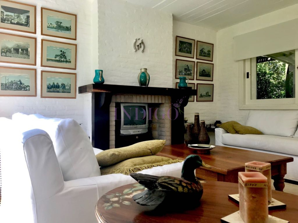 Casa Ref.189 - Casa en alquiler a pasitos de la playa Brava, 3 dormitorios mas dependencia de servicio.