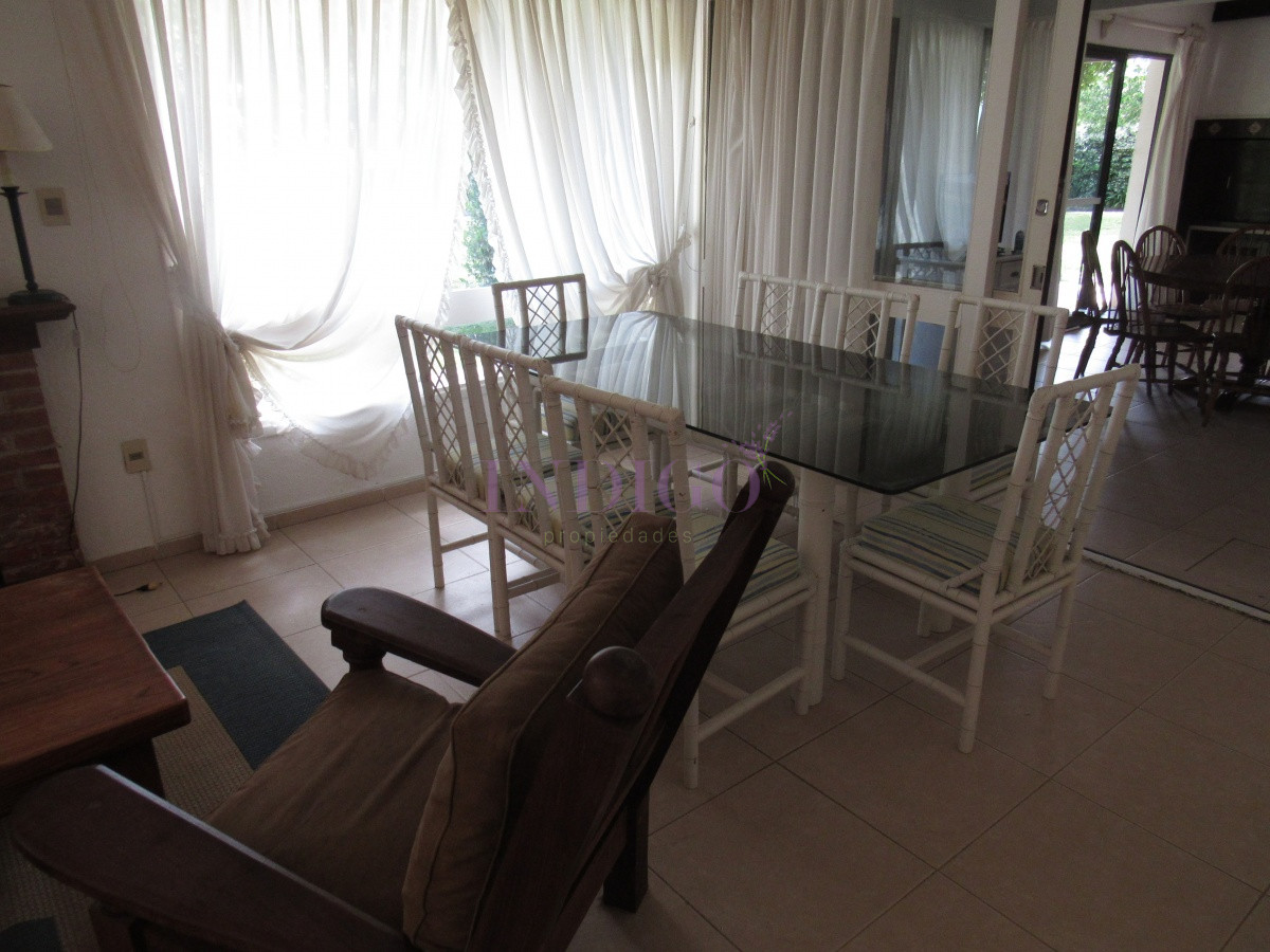 Casa Ref.785 - Amplia casa en Deuville, muy tranquilo! 4 dormitorios y 3 Baños, Parrillero y Garaje!