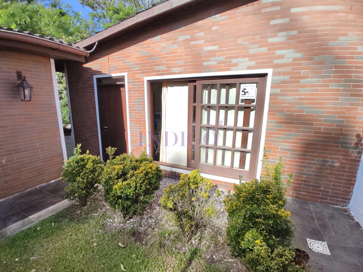 Casa Ref.488 - Casa con 3 Dormitorios, 2 Baños mas dependencia, piscina y parillero!