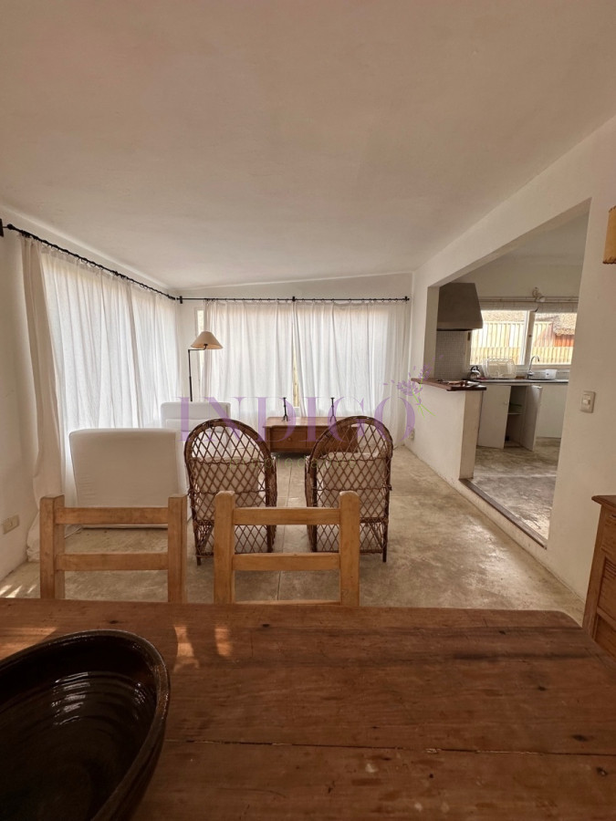 Casa Ref.155 - Muy buena casa en alquiler en Punta Piedras, 3 dormitorios más dependencia de servicio.