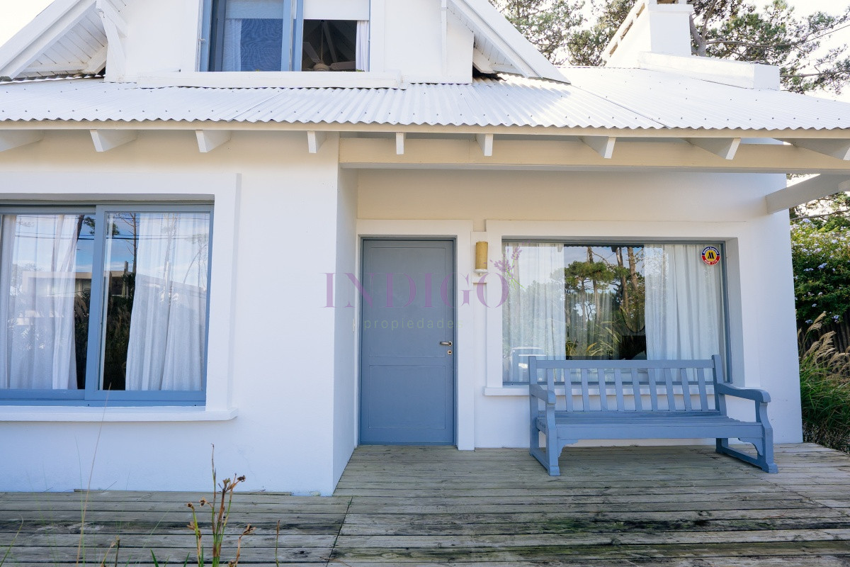 Casa Ref.808 - Casa 4 Dormitorios, 3 baños, piscina y parrillero, con dependencia!