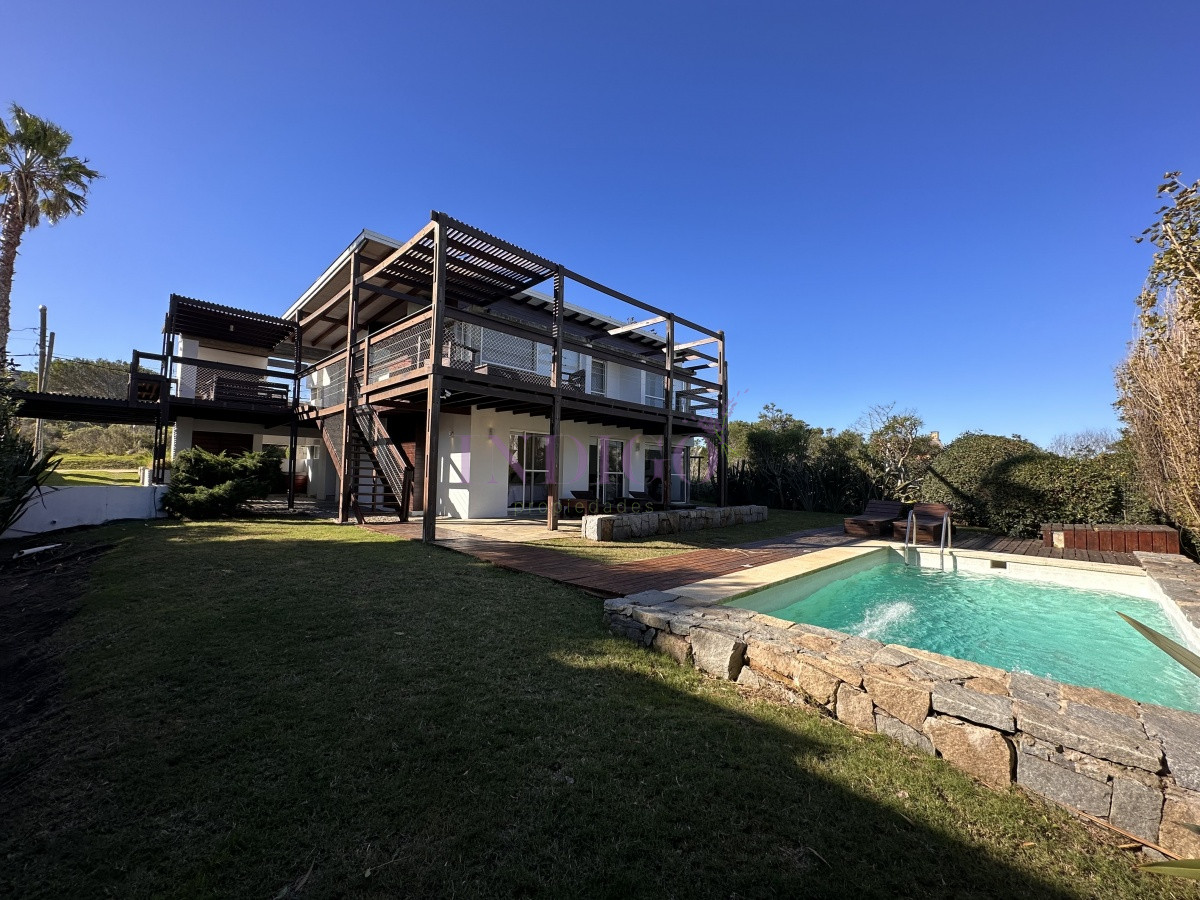 Casa Ref.339 - Espectacular casa en venta y alquiler con toda la vista al mar en la zona mas exclusiva de Punta del Este.