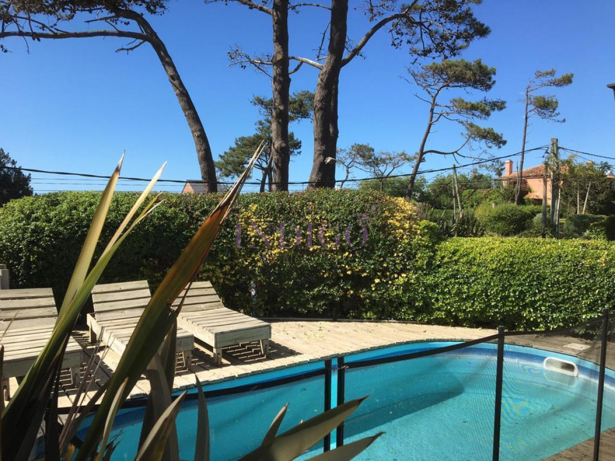 Casa Ref.473 - Venta y alquiler en pleno Montoya, casa de 6 dormitorios mas servicio.