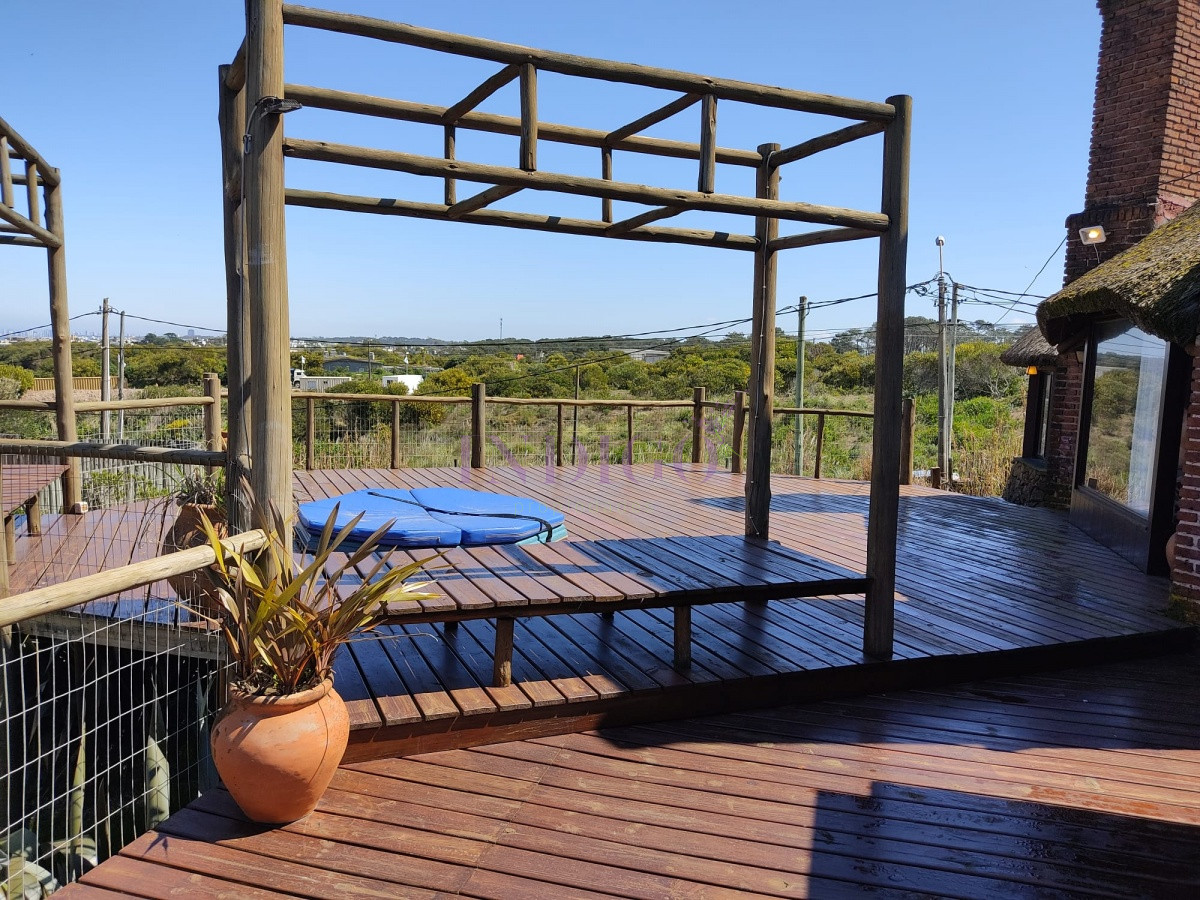 Casa Ref.739 - Amplio quincho con vistas al mar, 3 dormitorios con dependencia y un gran parillero