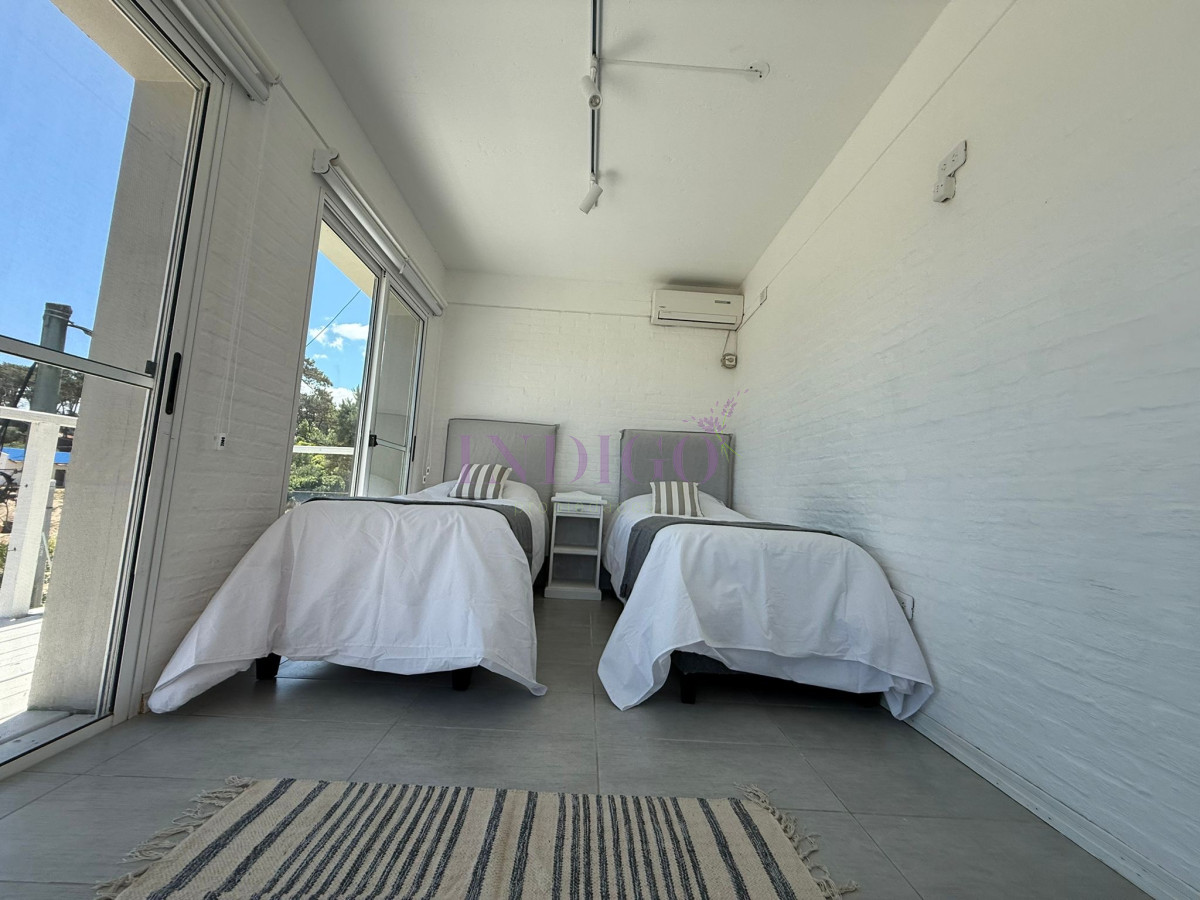 Casa Ref.1345 - Casa en alquiler La Barra, 4 dorm y dependencia de servicio.