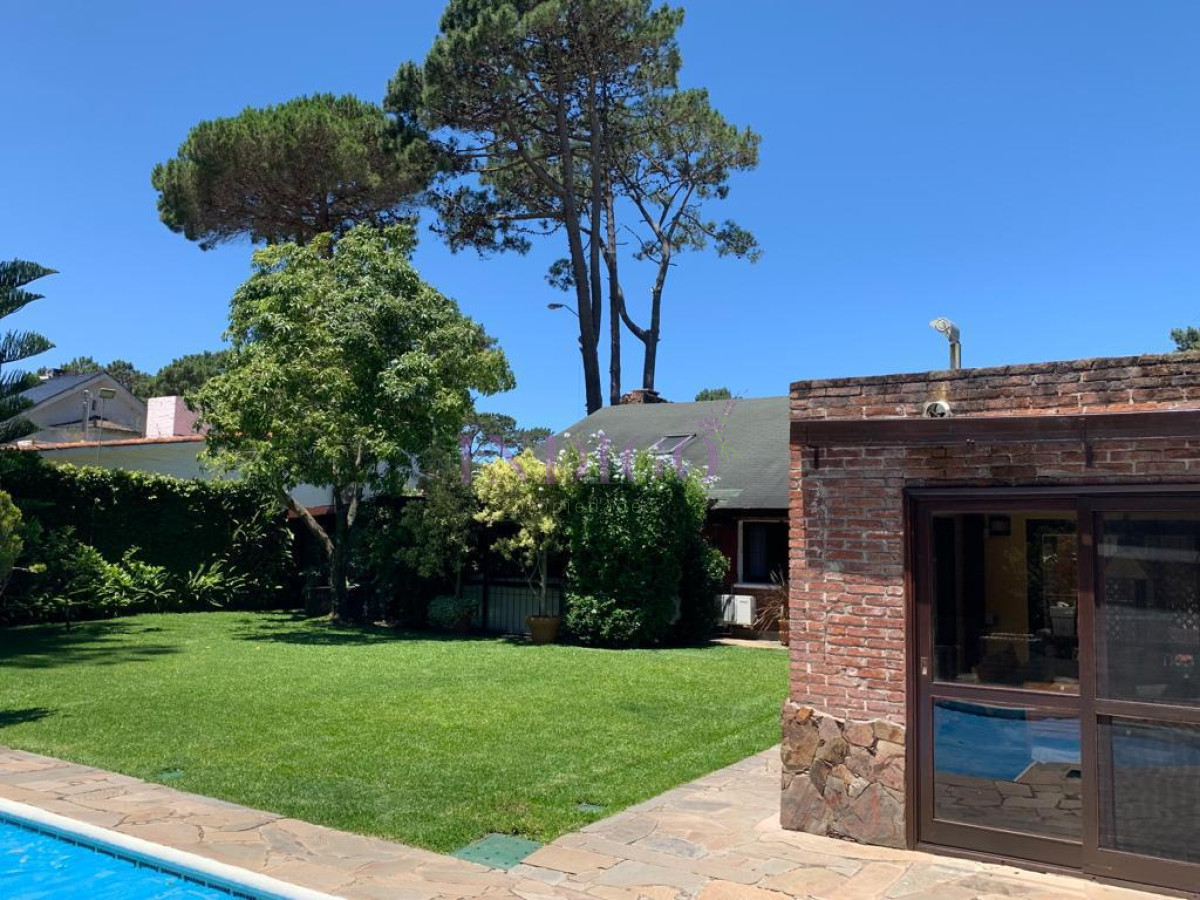 Casa Ref.12 - Casa en venta Avenida Roosevelt, Punta del Este 4 dormitorios .