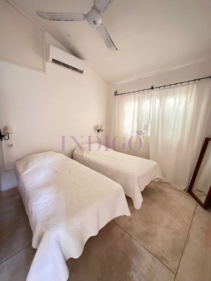 Casa Ref.155 - Muy buena casa en alquiler en Punta Piedras, 3 dormitorios más dependencia de servicio.