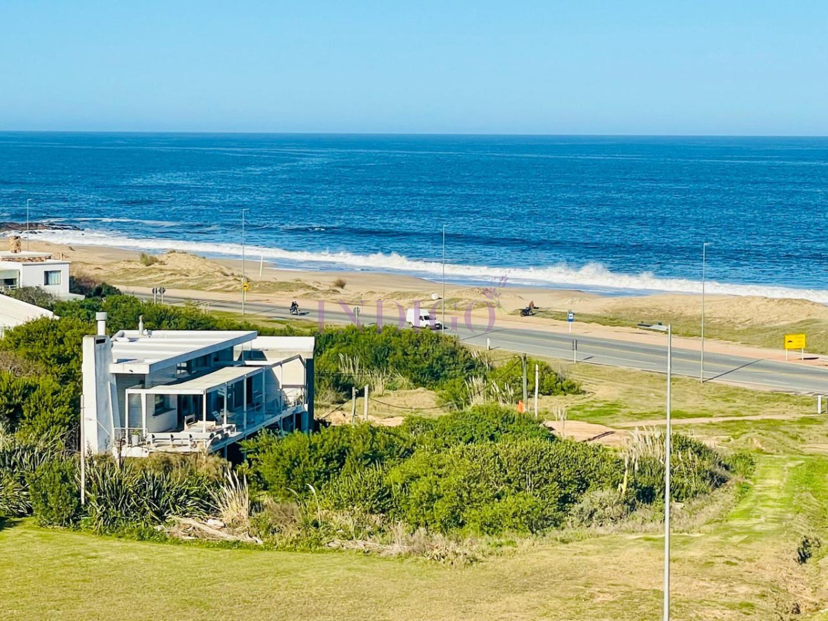 Casa Ref.511 - Punta Piedras en venta, excepcional propiedad construida por el arquitecto Martin Gomez.