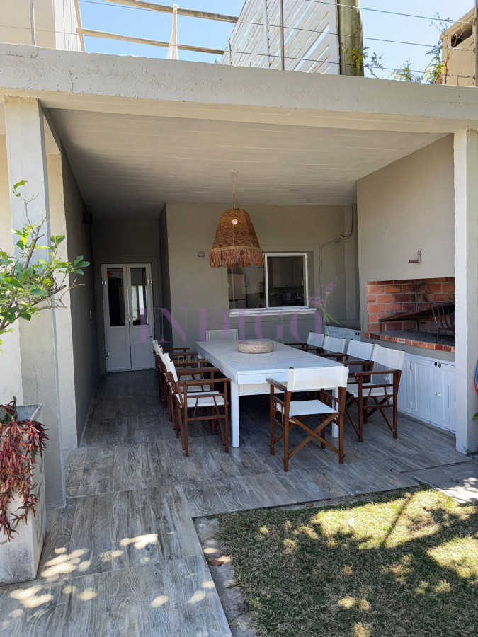 Casa Ref.1345 - Casa en alquiler La Barra, 4 dorm y dependencia de servicio.