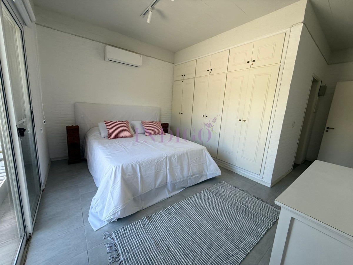 Casa Ref.1345 - Casa en alquiler La Barra, 4 dorm y dependencia de servicio.