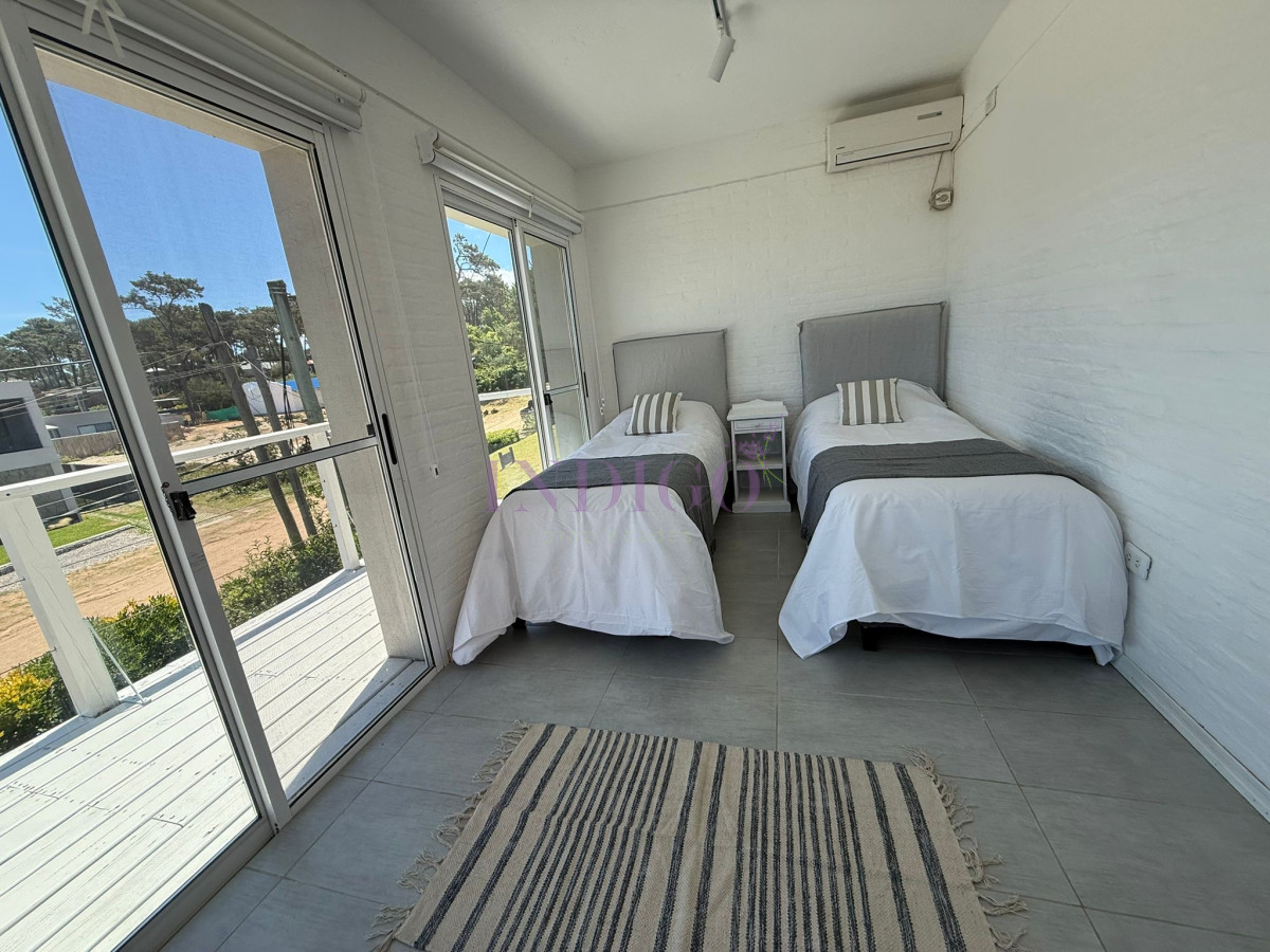 Casa Ref.1345 - Casa en alquiler La Barra, 4 dorm y dependencia de servicio.