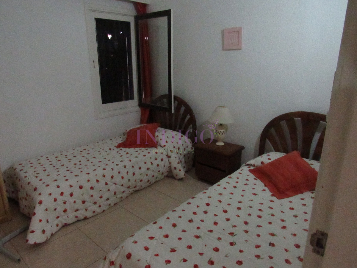 Casa Ref.785 - Amplia casa en Deuville, muy tranquilo! 4 dormitorios y 3 Baños, Parrillero y Garaje!
