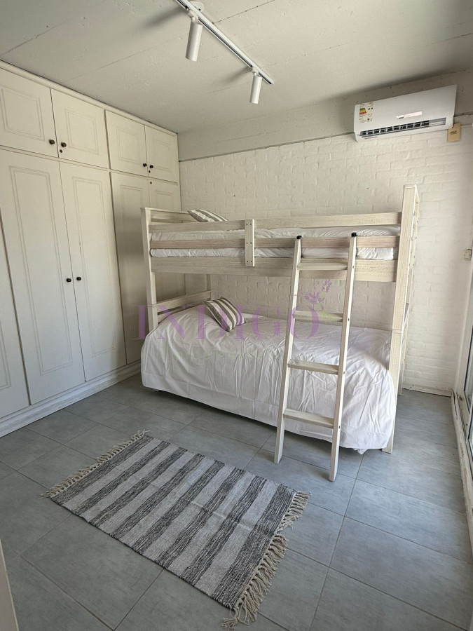 Casa Ref.1345 - Casa en alquiler La Barra, 4 dorm y dependencia de servicio.