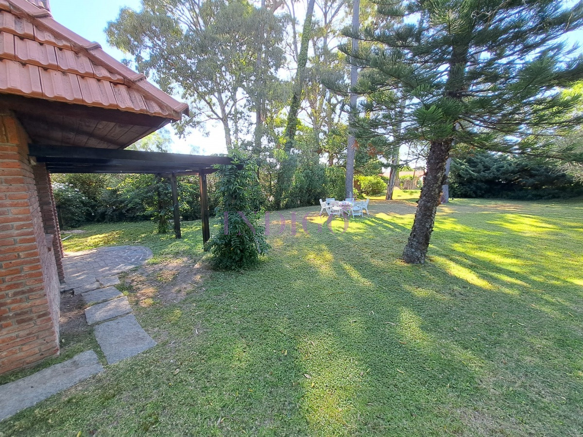 Casa Ref.982 - Amplia casa en las paradas, vasto jardín con muy buen parrillero y a metros del mar! Ideal para veranear!