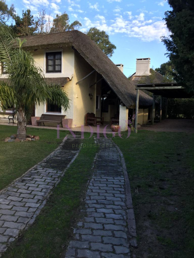 Casa Ref.838 - Casa en Venta, 3 Dormitorios, Piscina y Parrillero