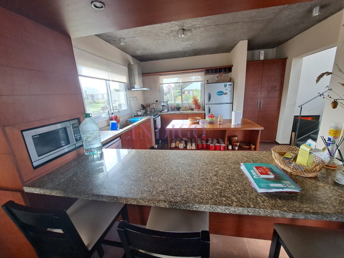 Casa Ref.287 - Hermosa, aplia y luminosos casa en Tio Tom en Venta. Amplios ambientes, piscina, parrillero, canchas y buenas vistas!