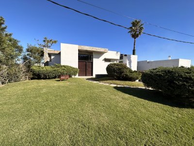 Espectacular casa en venta y alquiler con toda la vista al mar en la zona mas exclusiva de Punta del Este.