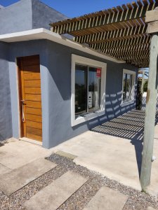 En Alquiler, Altos de punta Piedra, casa de 4 dorm con parrillero y piscina.