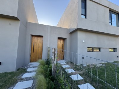 Casa en alquiler La barra, 3 dorm, 3 baños, parrillero.