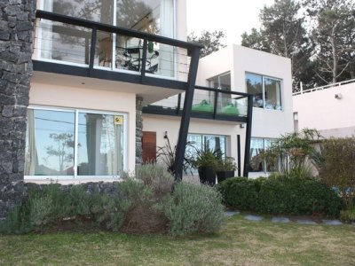 Casa en venta y alquiler en pleno Montoya, 6 dormitorios mas dependencia de servicio.