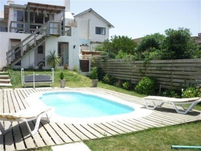 Casa en Alquiler a metros del mar, con Piscina y Parrillero