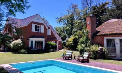 Venta sobre playa Mansa, 4 dormitorios .
