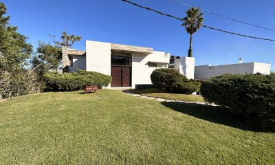 Espectacular casa en venta y alquiler con toda la vista al mar en la zona mas exclusiva de Punta del Este.