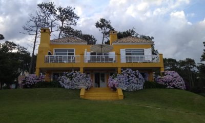 Casa en venta y alquiler frente al mar en Manantiales.