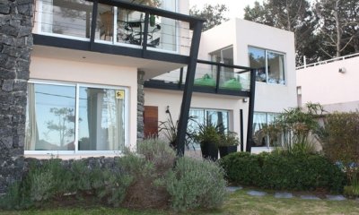 Casa en venta y alquiler en pleno Montoya, 6 dormitorios mas dependencia de servicio.