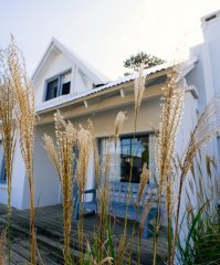Casa 4 Dormitorios, 3 baños, piscina y parrillero, con dependencia!