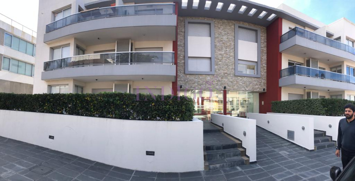 Casa Ref.189 - Casa en alquiler a pasitos de la playa Brava, 3 dormitorios mas dependencia de servicio.