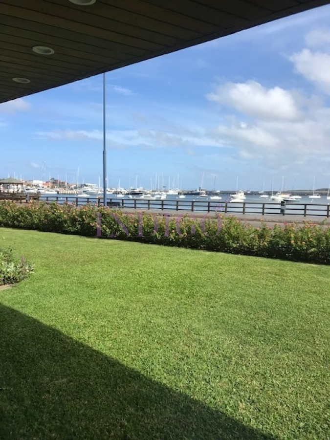 Apartamento Ref.150 -  En alquiler, Playa  Brava, 3 dormitorios, primera fila .