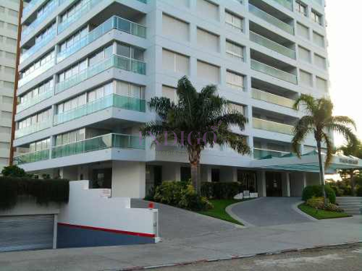 Apartamento Ref.461 -   Muy buen Departamento en alquiler frente al mar en playa Mansa .